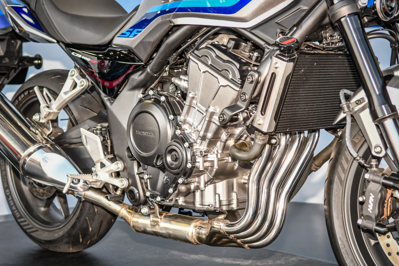 HONDA CB400 SUPER FOUR E-Clutch|【シリーズ最高58馬力&14kg軽量化】新型CB400SFは「E-Clutch」標準装備でアンダー100万円。HYPER VTECを超える直4エンジンの進化とは