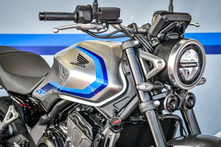 【シリーズ最高58馬力＆14kg軽量化】新型CB400SFは「E-Clutch」標準装備でアンダー100万円。HYPER VTECを超える直4エンジンの進化とは