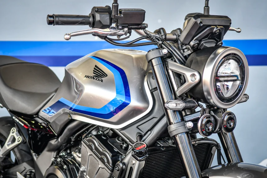 【シリーズ最高58馬力&14kg軽量化】新型CB400SFは「E-Clutch」標準装備でアンダー100万円。HYPER VTECを超える直4エンジンの進化とは