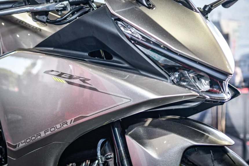 【近未来デザイン×4気筒】単なる派生じゃない! 新型「CBR400R FOUR E-Clutch」は“走りの充実感”がたまらない