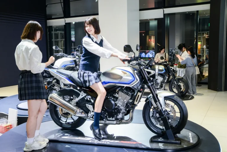 HONDA CB400 SUPER FOUR E-Clutch|【足つき検証】シート高795mmでも安心? ホンダ「FIND CB」で分かったCB400 SF E-Clutch&CB1000Fに跨らないと分からない魅力