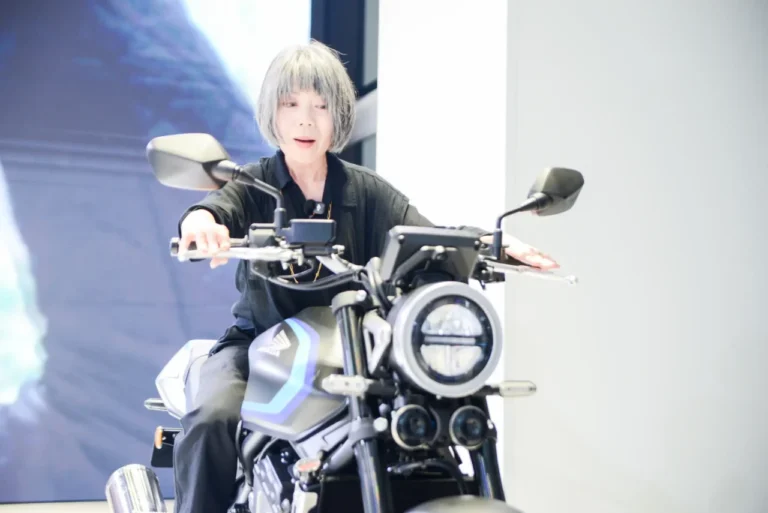 HONDA CB400 SUPER FOUR E-Clutch|【足つき検証】シート高795mmでも安心? ホンダ「FIND CB」で分かったCB400 SF E-Clutch&CB1000Fに跨らないと分からない魅力