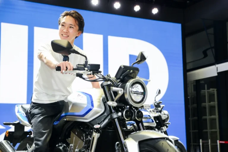 HONDA CB400 SUPER FOUR E-Clutch|【足つき検証】シート高795mmでも安心? ホンダ「FIND CB」で分かったCB400 SF E-Clutch&CB1000Fに跨らないと分からない魅力