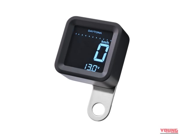 デイトナの電気式スピード＆タコメーター CUBE。画面には時速0kmと電圧13.0Vと表示さている。｜「シンプルな画面表示がカッコいい…」コックピットをスマートにカスタム！ 機能はもちろんだが見た目もスタイリッシュな「電気式スピード＆タコメーター CUBE」