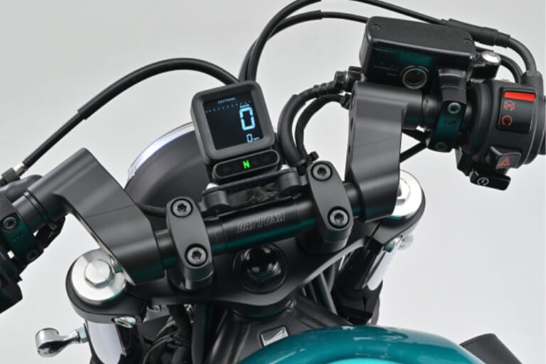デイトナの電気式スピード&タコメーター CUBEをバイクのハンドル中央部に装着した写真|「シンプルな画面表示がカッコいい…」コックピットをスマートにカスタム! 機能はもちろんだが見た目もスタイリッシュな「電気式スピード&タコメーター CUBE」