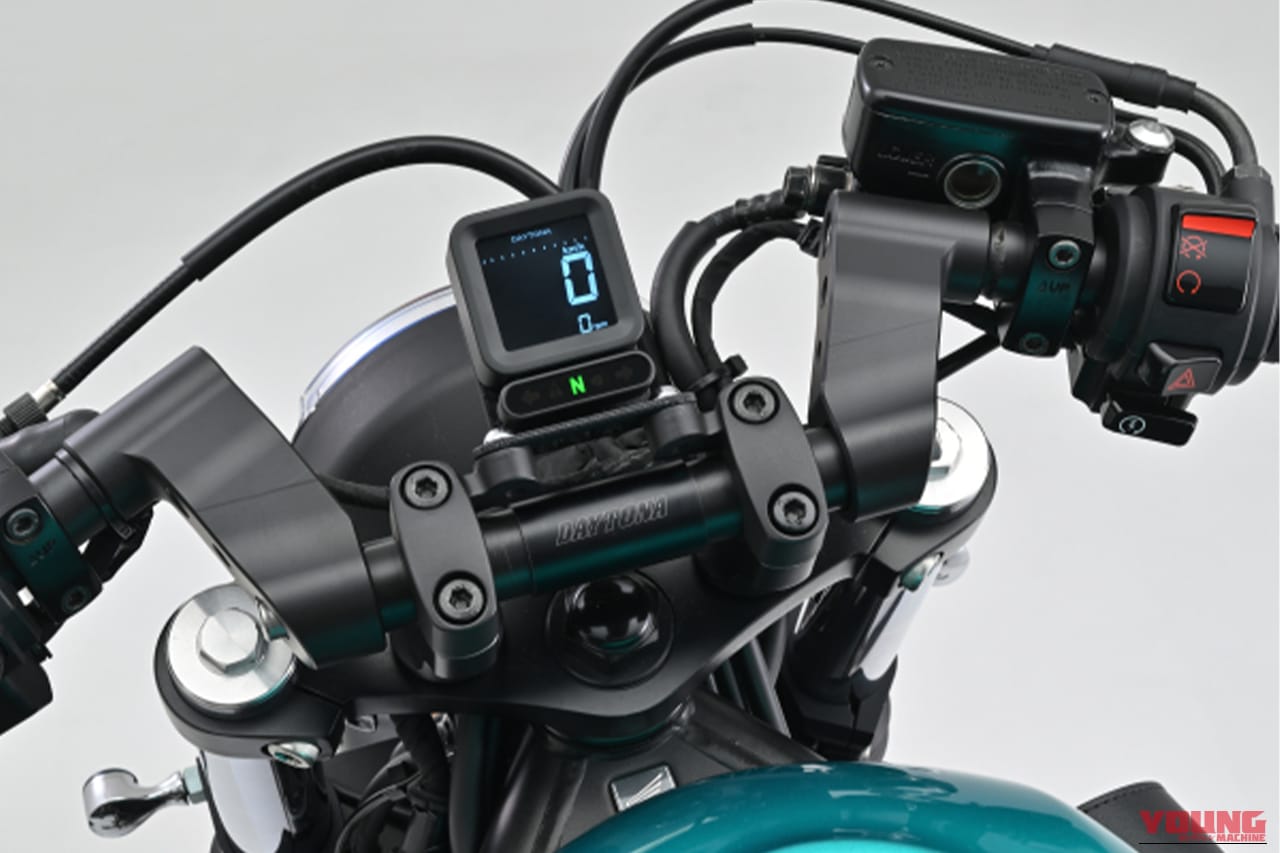 デイトナの電気式スピード＆タコメーター CUBEをバイクのハンドル中央部に装着した写真｜「シンプルな画面表示がカッコいい…」コックピットをスマートにカスタム！ 機能はもちろんだが見た目もスタイリッシュな「電気式スピード＆タコメーター CUBE」