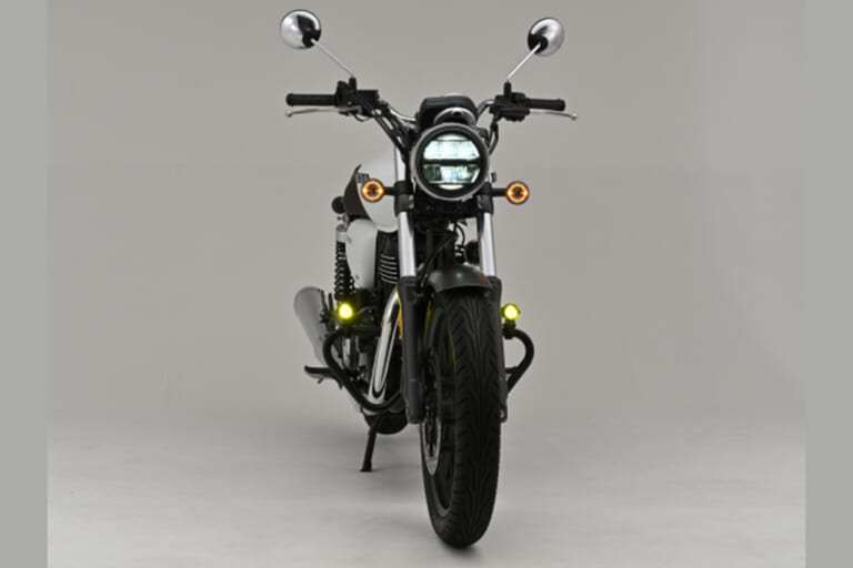 バイクのエンジンガードのパイプに装着した、デイトナのLEDフォグランプユニット プレシャスレイ スモール イエロー（正面からの写真）｜「スイッチONで明らかに違いを感じる…」あらゆる車種に取付OK。コンパクトボディながら1700ルーメンで視界を確保する［デイトナ・LEDフォグランプユニット プレシャスレイ スモール］