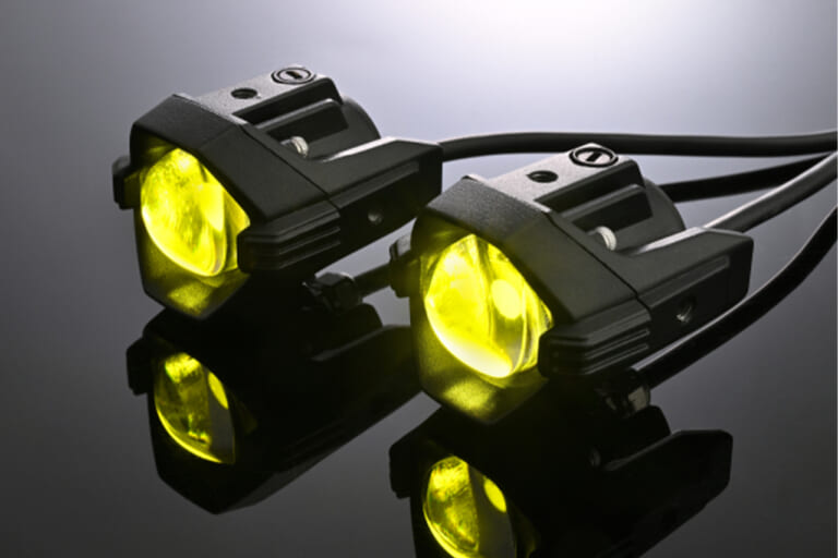 デイトナのLEDフォグランプユニット プレシャスレイ スモール イエローが点灯した状態の写真｜「スイッチONで明らかに違いを感じる…」あらゆる車種に取付OK。コンパクトボディながら1700ルーメンで視界を確保する［デイトナ・LEDフォグランプユニット プレシャスレイ スモール］