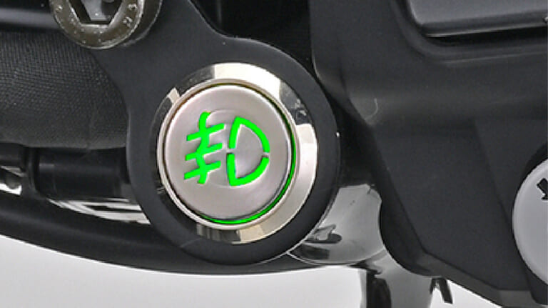 悪天候を切り裂くLEDフォグランプ|日本発ソーラーEVトライクに、キムタク愛車説の野獣スーパーカーが話題沸騰! 8月に話題を集めたバイク・クルマニュースを総ざらい