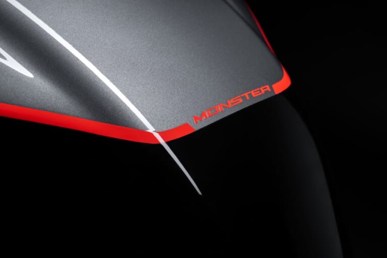 Ducati Monster +｜あの伝説が蘇る。ドゥカティ新型モンスタープラスに「S4」を彷彿とさせるスポーツカラーが登場。街乗りも峠も思いのままに操れる175kgの超軽量ボディ!