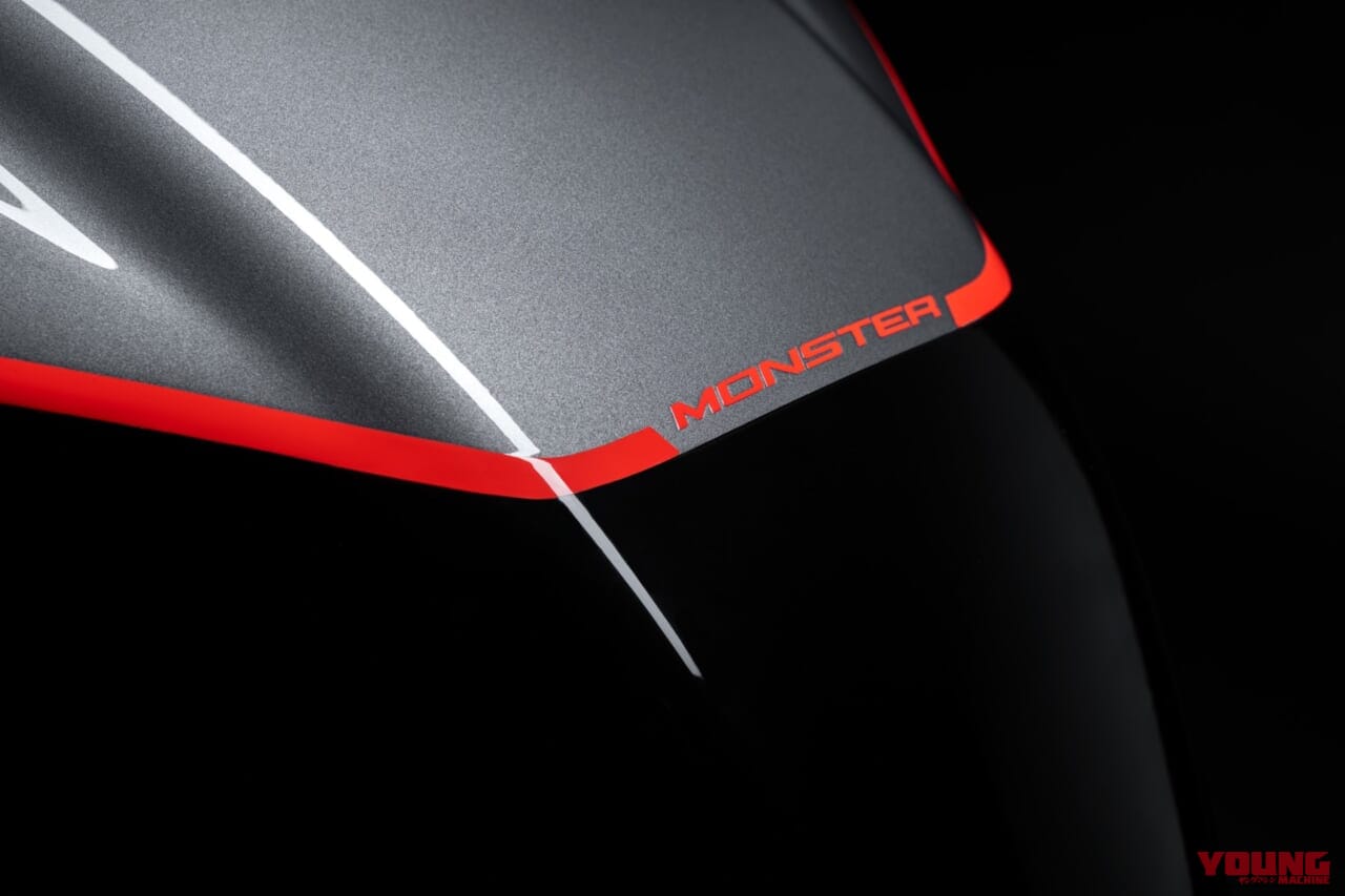 Ducati Monster +｜あの伝説が蘇る。ドゥカティ新型モンスタープラスに「S4」を彷彿とさせるスポーツカラーが登場。街乗りも峠も思いのままに操れる175kgの超軽量ボディ!