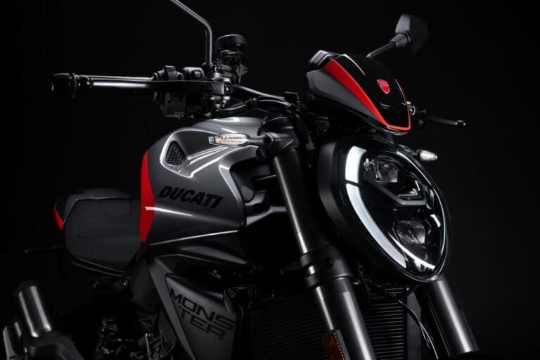 Ducati Monster +|あの伝説が蘇る。ドゥカティ新型モンスタープラスに「S4」を彷彿とさせるスポーツカラーが登場。街乗りも峠も思いのままに操れる175kgの超軽量ボディ!