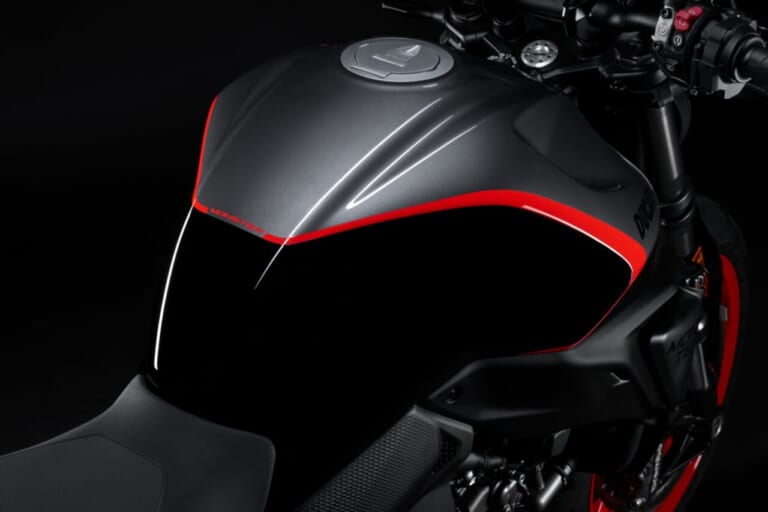 Ducati Monster +｜あの伝説が蘇る。ドゥカティ新型モンスタープラスに「S4」を彷彿とさせるスポーツカラーが登場。街乗りも峠も思いのままに操れる175kgの超軽量ボディ!