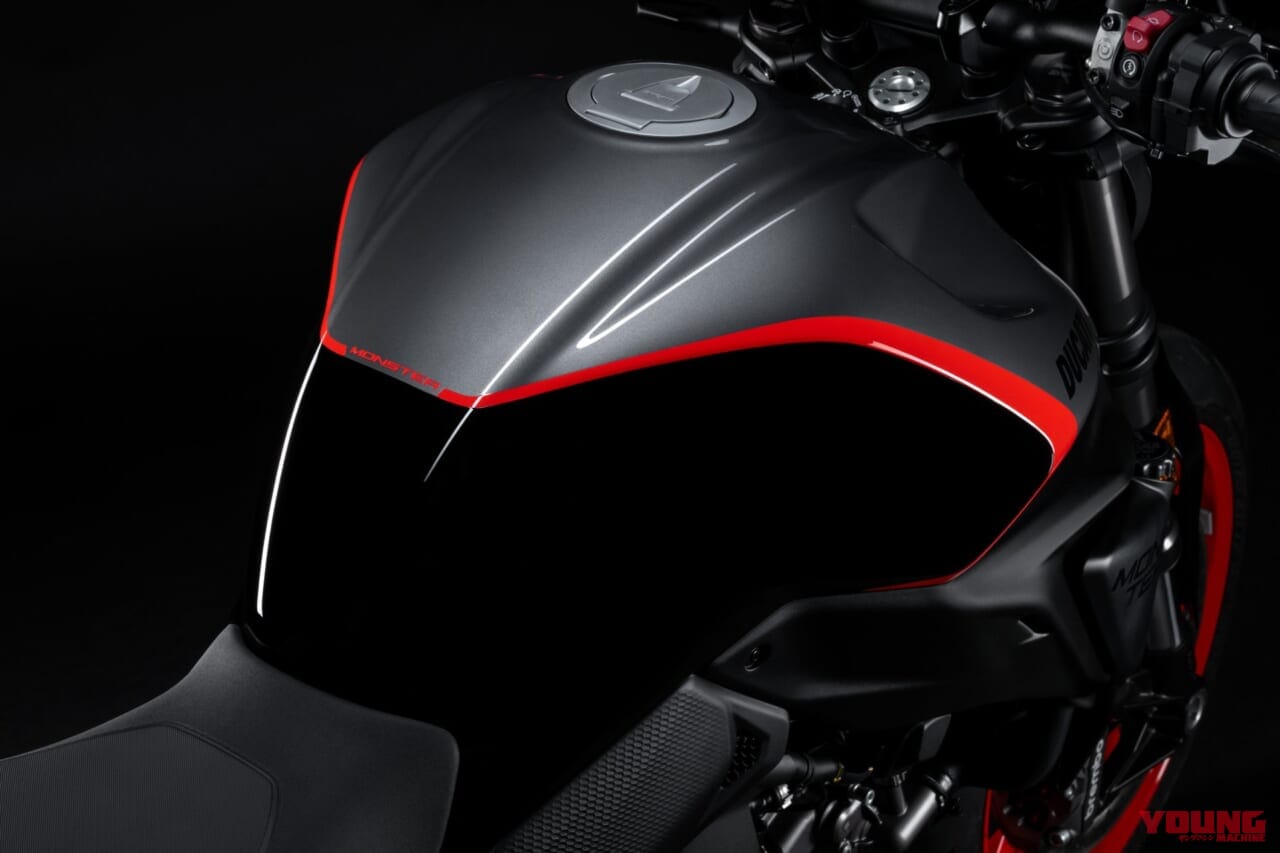 Ducati Monster +|あの伝説が蘇る。ドゥカティ新型モンスタープラスに「S4」を彷彿とさせるスポーツカラーが登場。街乗りも峠も思いのままに操れる175kgの超軽量ボディ!