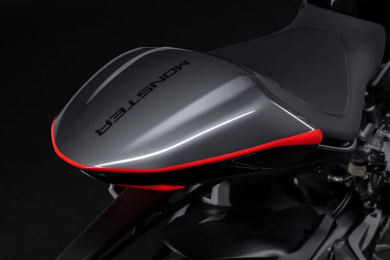 Ducati Monster +｜あの伝説が蘇る。ドゥカティ新型モンスタープラスに「S4」を彷彿とさせるスポーツカラーが登場。街乗りも峠も思いのままに操れる175kgの超軽量ボディ!