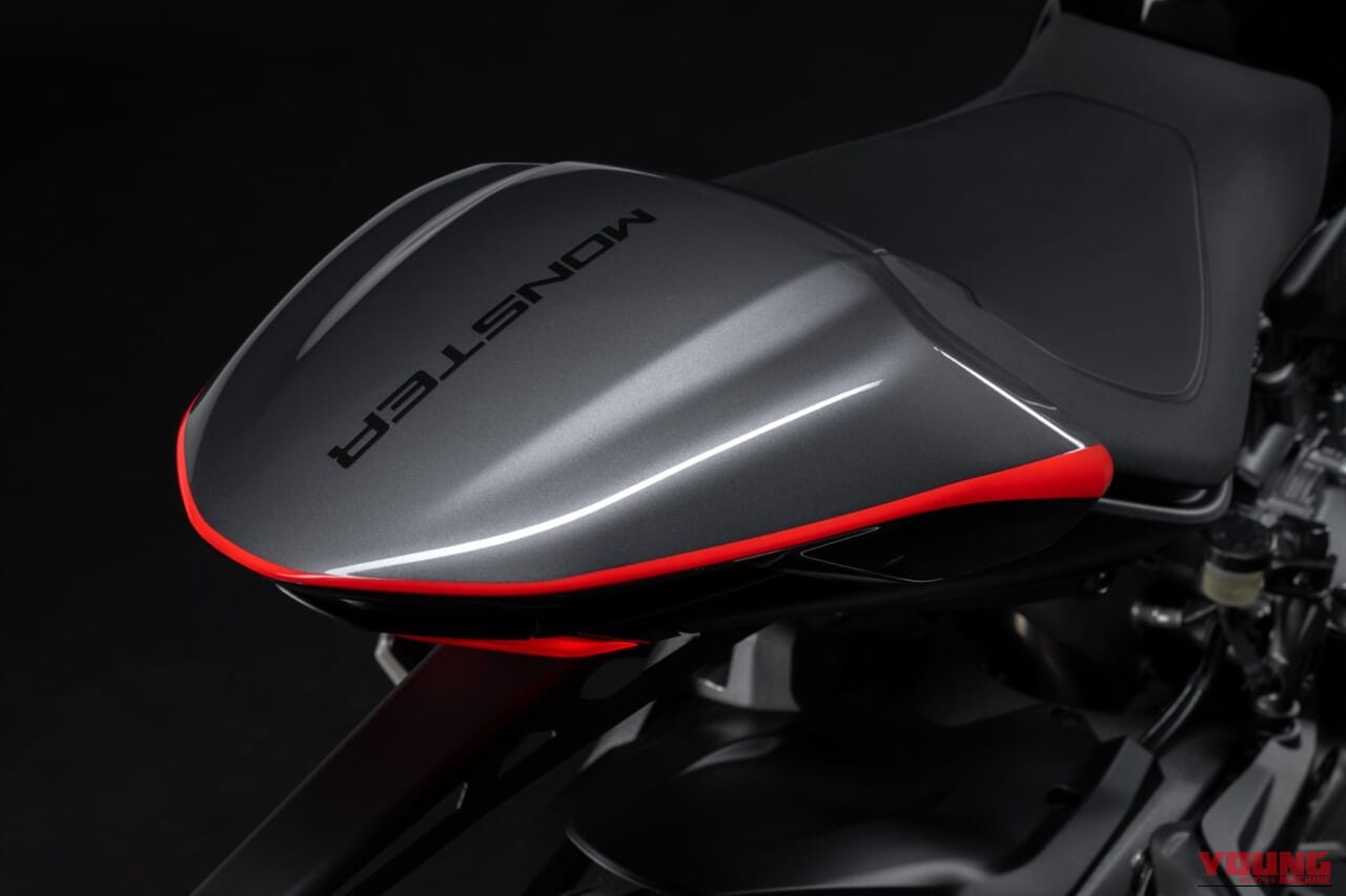 Ducati Monster +|あの伝説が蘇る。ドゥカティ新型モンスタープラスに「S4」を彷彿とさせるスポーツカラーが登場。街乗りも峠も思いのままに操れる175kgの超軽量ボディ!