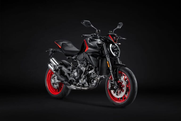 Ducati Monster +｜あの伝説が蘇る。ドゥカティ新型モンスタープラスに「S4」を彷彿とさせるスポーツカラーが登場。街乗りも峠も思いのままに操れる175kgの超軽量ボディ!