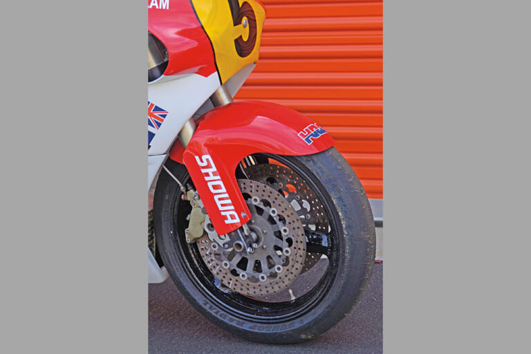 1983年発売のホンダの競技用車両RS500R。写真の車両は、倒立フォーク・大型キャリパーへカスタムされている。｜「希少価値を気にせずガンガン走れる」40年以上前の伝説の名車。ヤマハの後塵を拝したが、いまだ元気のいい現役マシン。出来栄えのわりにはお手頃価格の「ホンダ・RS500R」を紹介