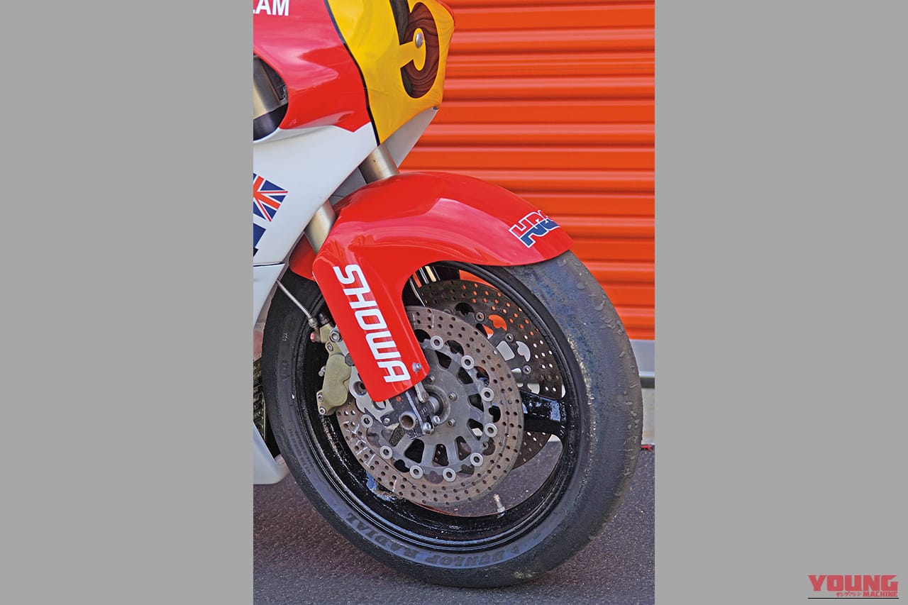 1983年発売のホンダの競技用車両RS500R。写真の車両は、倒立フォーク・大型キャリパーへカスタムされている。|「希少価値を気にせずガンガン走れる」40年以上前の伝説の名車。ヤマハの後塵を拝したが、いまだ元気のいい現役マシン。出来栄えのわりにはお手頃価格の「ホンダ・RS500R」を紹介