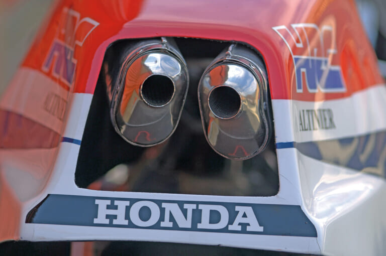 1983年発売のホンダの競技用車両RS500Rのシートカウルの写真。｜「希少価値を気にせずガンガン走れる」40年以上前の伝説の名車。ヤマハの後塵を拝したが、いまだ元気のいい現役マシン。出来栄えのわりにはお手頃価格の「ホンダ・RS500R」を紹介