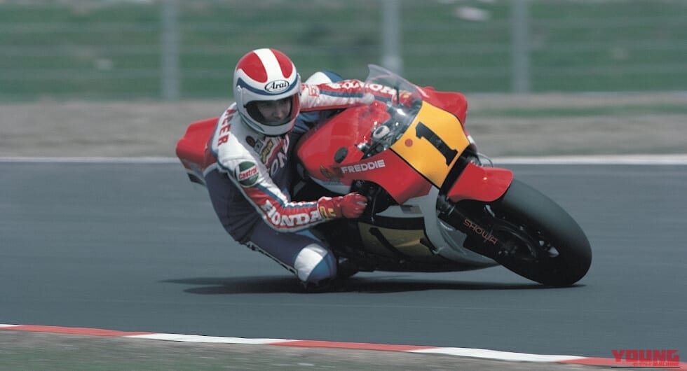 ホンダのワークスマシンNS500でサーキットのコーナーを走るフレディ・スペンサー。｜「希少価値を気にせずガンガン走れる」40年以上前の伝説の名車。ヤマハの後塵を拝したが、いまだ元気のいい現役マシン。出来栄えのわりにはお手頃価格の「ホンダ・RS500R」を紹介