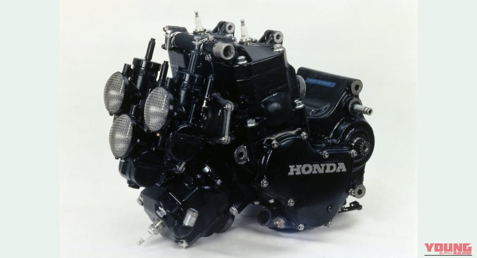 1983年発売のホンダの競技用車両、RS500Rの3気筒2ストロークエンジン|「希少価値を気にせずガンガン走れる」40年以上前の伝説の名車。ヤマハの後塵を拝したが、いまだ元気のいい現役マシン。出来栄えのわりにはお手頃価格の「ホンダ・RS500R」を紹介