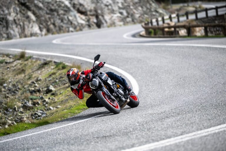Ducati Monster +｜あの伝説が蘇る。ドゥカティ新型モンスタープラスに「S4」を彷彿とさせるスポーツカラーが登場。街乗りも峠も思いのままに操れる175kgの超軽量ボディ!