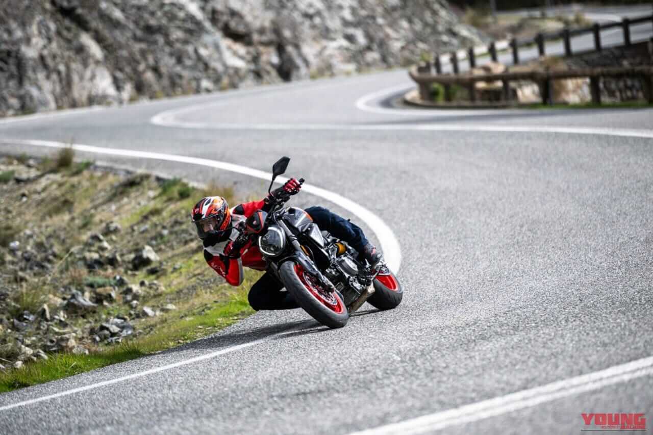 Ducati Monster +｜あの伝説が蘇る。ドゥカティ新型モンスタープラスに「S4」を彷彿とさせるスポーツカラーが登場。街乗りも峠も思いのままに操れる175kgの超軽量ボディ!