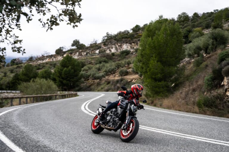 Ducati Monster +|あの伝説が蘇る。ドゥカティ新型モンスタープラスに「S4」を彷彿とさせるスポーツカラーが登場。街乗りも峠も思いのままに操れる175kgの超軽量ボディ!