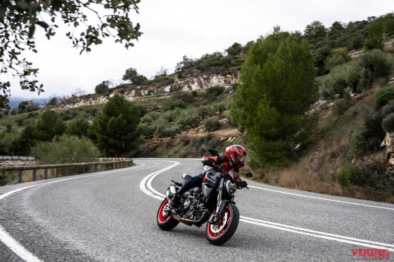 Ducati Monster +|あの伝説が蘇る。ドゥカティ新型モンスタープラスに「S4」を彷彿とさせるスポーツカラーが登場。街乗りも峠も思いのままに操れる175kgの超軽量ボディ!