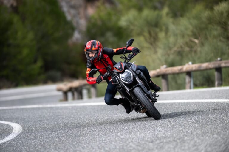 Ducati Monster +｜あの伝説が蘇る。ドゥカティ新型モンスタープラスに「S4」を彷彿とさせるスポーツカラーが登場。街乗りも峠も思いのままに操れる175kgの超軽量ボディ!