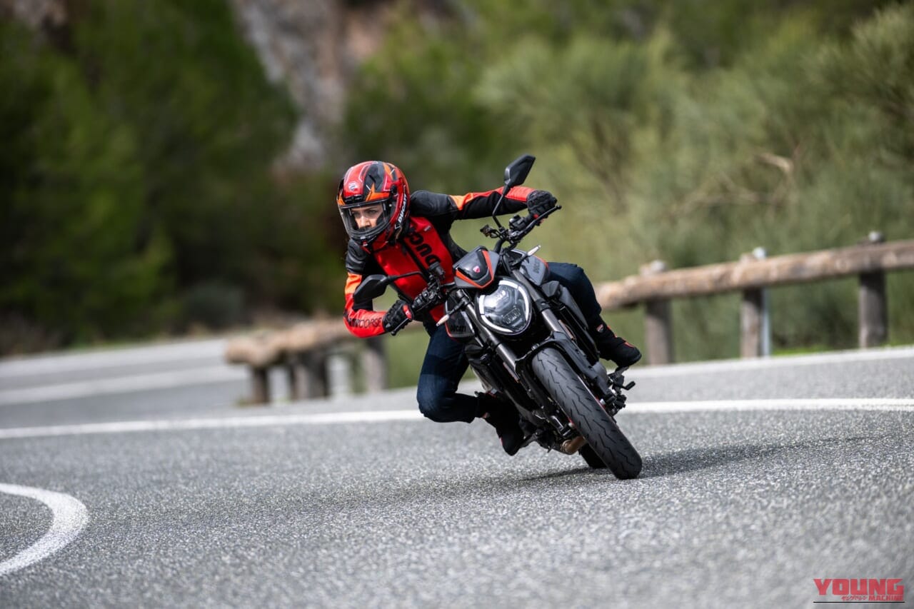 Ducati Monster +｜あの伝説が蘇る。ドゥカティ新型モンスタープラスに「S4」を彷彿とさせるスポーツカラーが登場。街乗りも峠も思いのままに操れる175kgの超軽量ボディ!