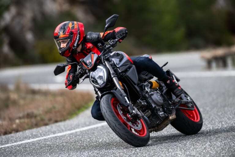 Ducati Monster +｜あの伝説が蘇る。ドゥカティ新型モンスタープラスに「S4」を彷彿とさせるスポーツカラーが登場。街乗りも峠も思いのままに操れる175kgの超軽量ボディ!