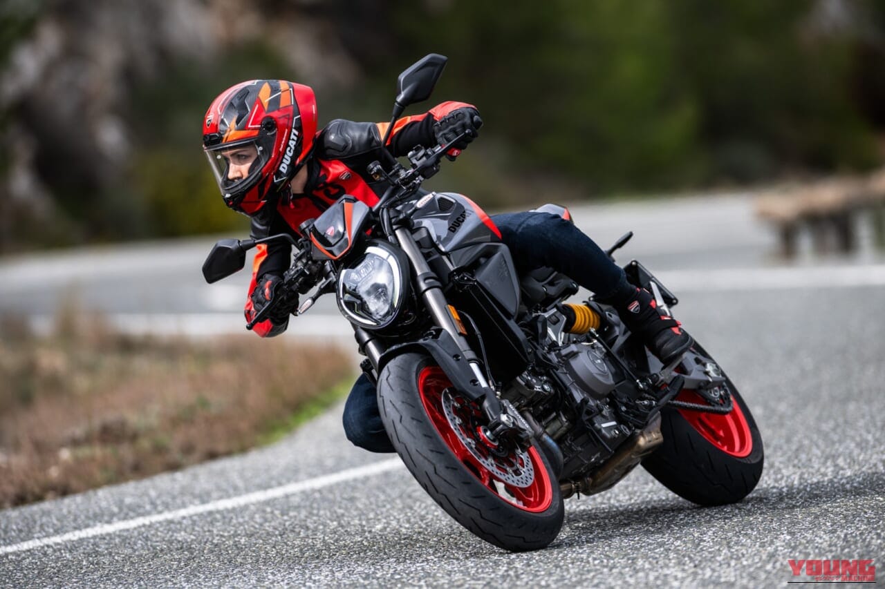 Ducati Monster +｜あの伝説が蘇る。ドゥカティ新型モンスタープラスに「S4」を彷彿とさせるスポーツカラーが登場。街乗りも峠も思いのままに操れる175kgの超軽量ボディ!