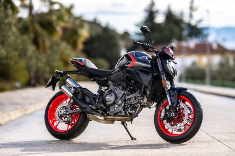 Ducati Monster +｜あの伝説が蘇る。ドゥカティ新型モンスタープラスに「S4」を彷彿とさせるスポーツカラーが登場。街乗りも峠も思いのままに操れる175kgの超軽量ボディ!