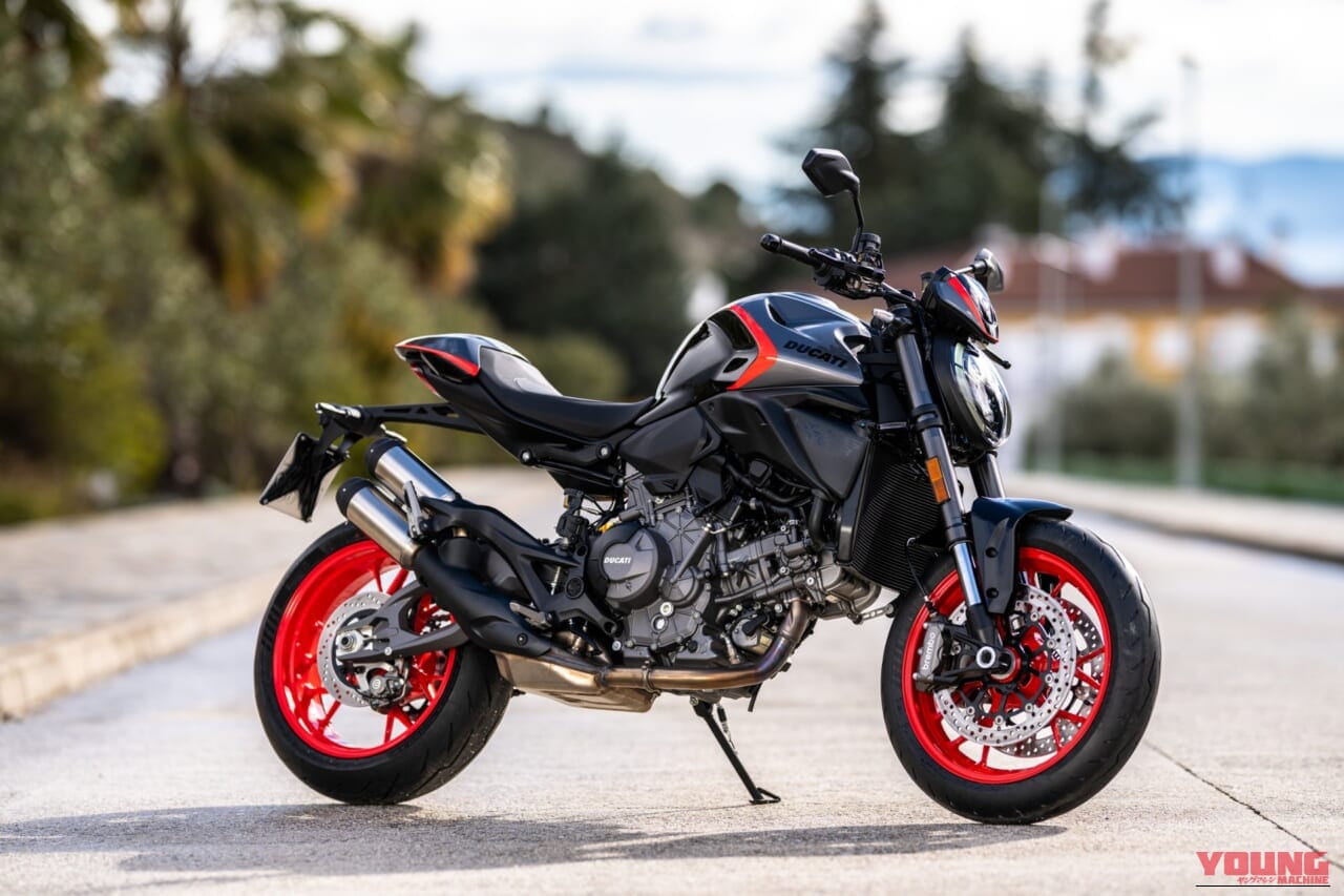 Ducati Monster +|あの伝説が蘇る。ドゥカティ新型モンスタープラスに「S4」を彷彿とさせるスポーツカラーが登場。街乗りも峠も思いのままに操れる175kgの超軽量ボディ!