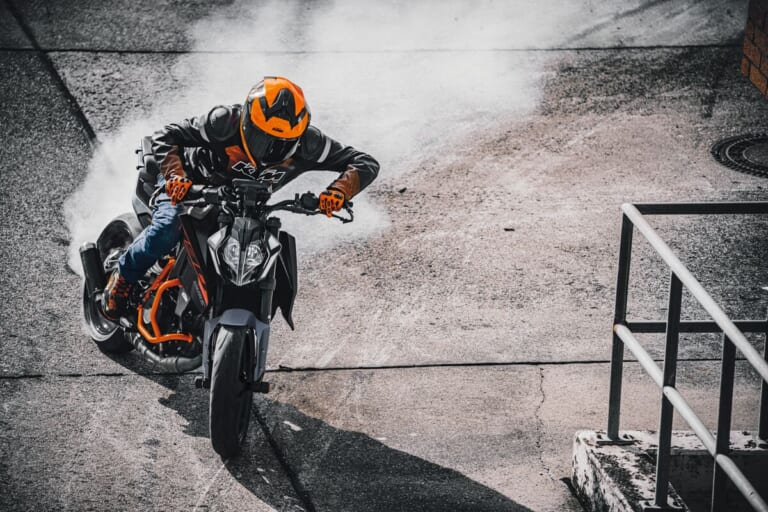 KTM 390 DUKE｜新開発キャリパーで制動力アップ。刺激的な走りがさらに研ぎ澄まされた、KTMの新型「390デューク」2026年モデルが82万9000円で登場