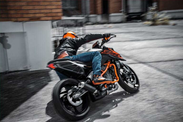KTM 390 DUKE|新開発キャリパーで制動力アップ。刺激的な走りがさらに研ぎ澄まされた、KTMの新型「390デューク」2026年モデルが82万9000円で登場