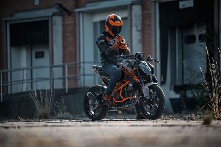 KTM 390 DUKE｜新開発キャリパーで制動力アップ。刺激的な走りがさらに研ぎ澄まされた、KTMの新型「390デューク」2026年モデルが82万9000円で登場