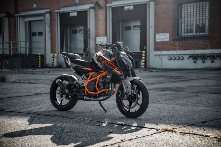 KTM 390 DUKE|新開発キャリパーで制動力アップ。刺激的な走りがさらに研ぎ澄まされた、KTMの新型「390デューク」2026年モデルが82万9000円で登場
