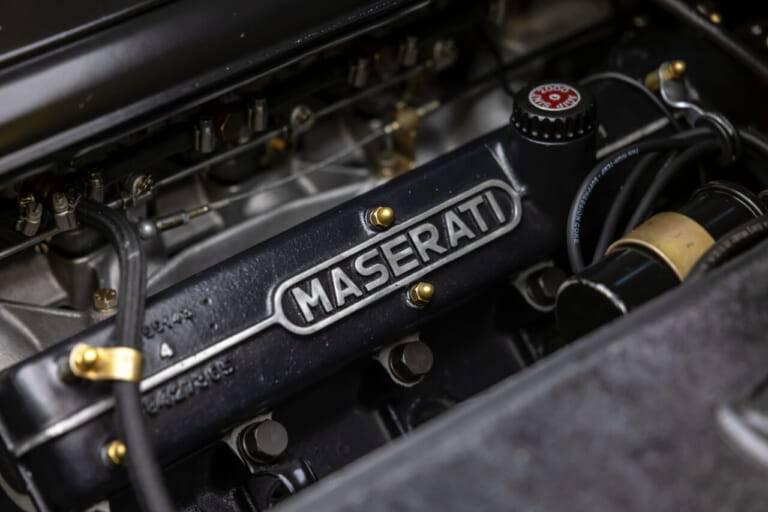 1973年 マセラティ ボーラの4.9リッターV8エンジンのエンブレム部分を拡大した写真|「スーパーカーブームの陰でひっそりと…」50年以上前に登場した大人のGTカー。気品漂う美しいボディラインが印象的な「マセラティ・ボーラ」
