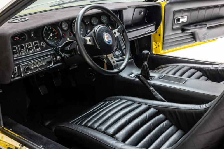 1973年 マセラティ ボーラの車内、運転席|「スーパーカーブームの陰でひっそりと…」50年以上前に登場した大人のGTカー。気品漂う美しいボディラインが印象的な「マセラティ・ボーラ」