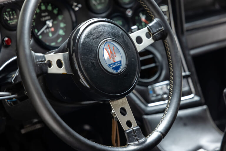 1973年 マセラティ ボーラの、ステアリング|「スーパーカーブームの陰でひっそりと…」50年以上前に登場した大人のGTカー。気品漂う美しいボディラインが印象的な「マセラティ・ボーラ」