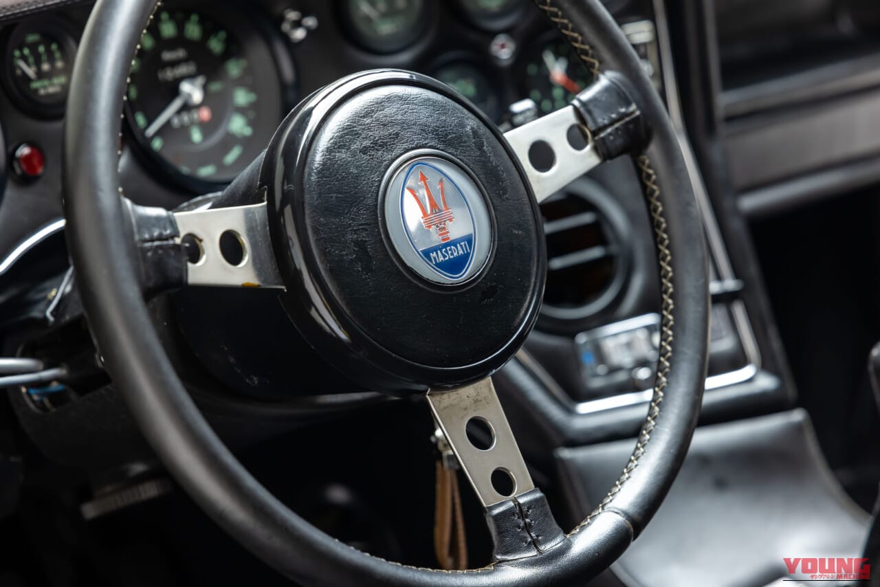 1973年 マセラティ ボーラの、ステアリング｜「スーパーカーブームの陰でひっそりと…」50年以上前に登場した大人のGTカー。気品漂う美しいボディラインが印象的な「マセラティ・ボーラ」