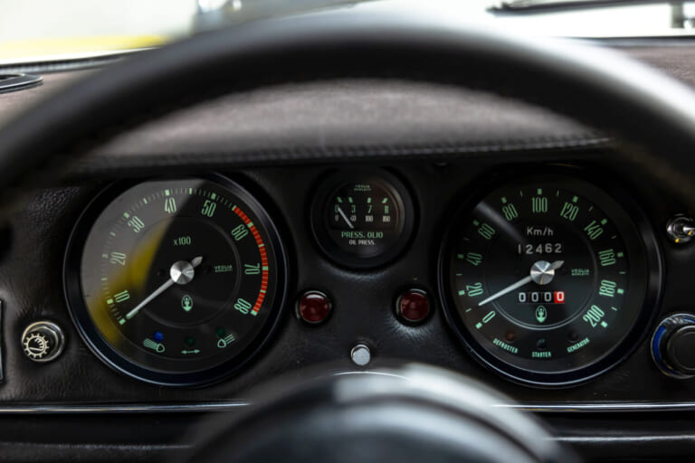 1973年 マセラティ ボーラの車内、インパネ部分｜「スーパーカーブームの陰でひっそりと…」50年以上前に登場した大人のGTカー。気品漂う美しいボディラインが印象的な「マセラティ・ボーラ」