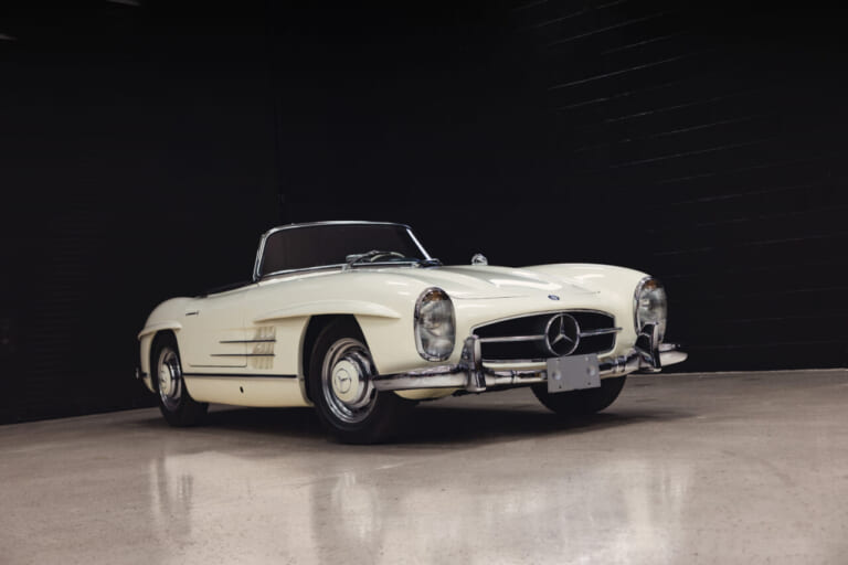 1963年製の、白いボディのメルセデス・ベンツ300 SLロードスターのフロントから右サイド｜「見た目はエレガントなデザインだが…」一皮めくるととんでもない性能！ 63年前に作られた究極のストリート・レーサー［メルセデス・ベンツ 300SL］を紐解く