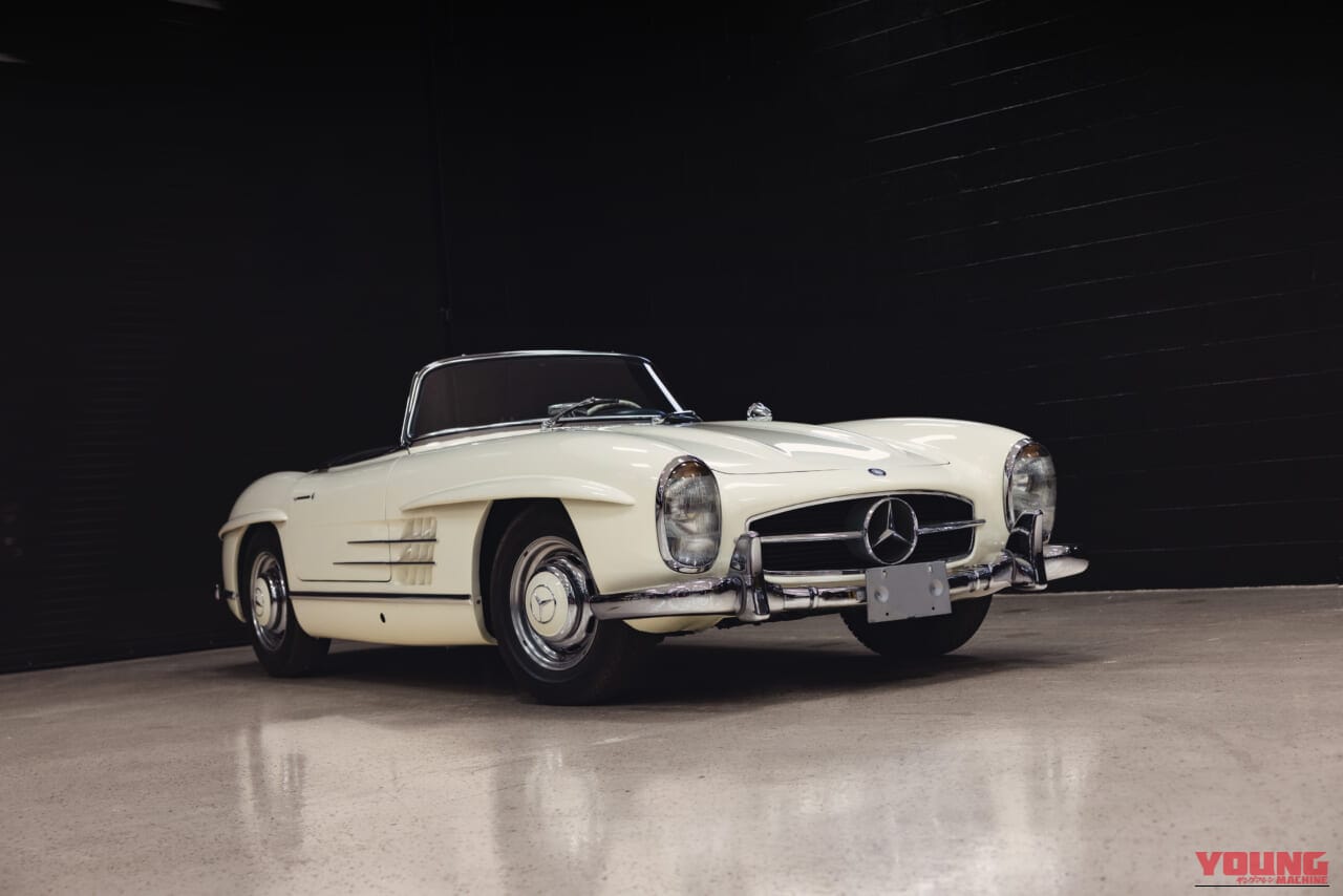 1963年製の、白いボディのメルセデス・ベンツ300 SLロードスターのフロントから右サイド｜「見た目はエレガントなデザインだが…」一皮めくるととんでもない性能！ 63年前に作られた究極のストリート・レーサー［メルセデス・ベンツ 300SL］を紐解く