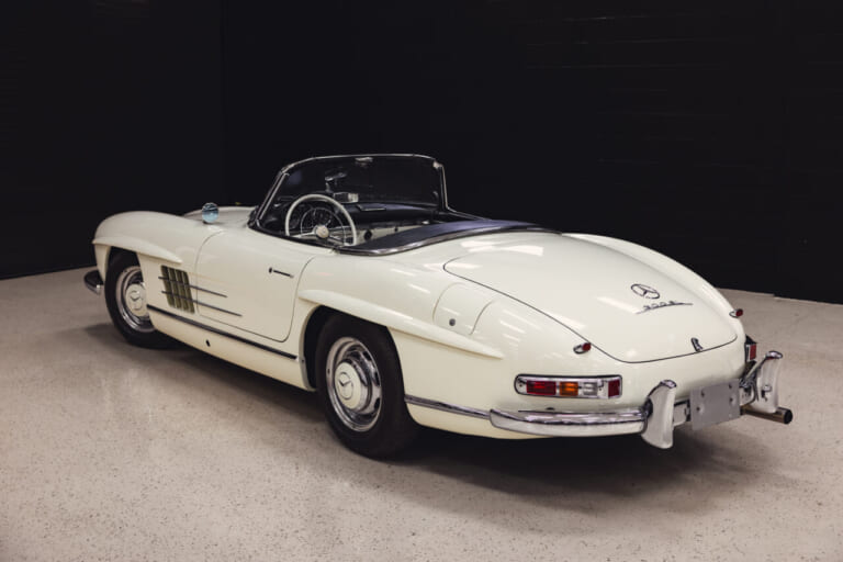 1963年製の、白いボディのメルセデス・ベンツ300 SLロードスターのリアビュー｜「見た目はエレガントなデザインだが…」一皮めくるととんでもない性能！ 63年前に作られた究極のストリート・レーサー［メルセデス・ベンツ 300SL］を紐解く