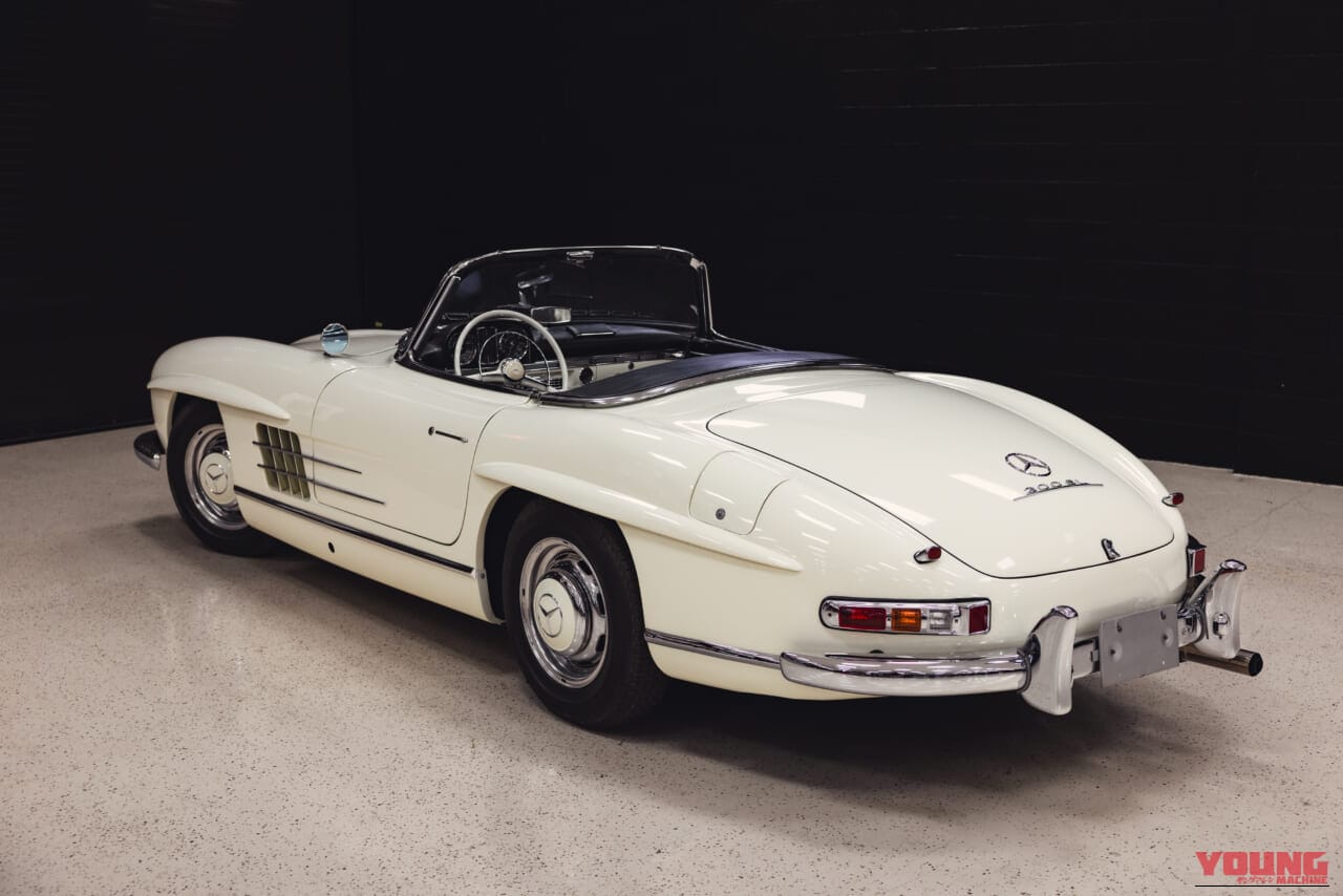 1963年製の、白いボディのメルセデス・ベンツ300 SLロードスターのリアビュー｜「見た目はエレガントなデザインだが…」一皮めくるととんでもない性能！ 63年前に作られた究極のストリート・レーサー［メルセデス・ベンツ 300SL］を紐解く