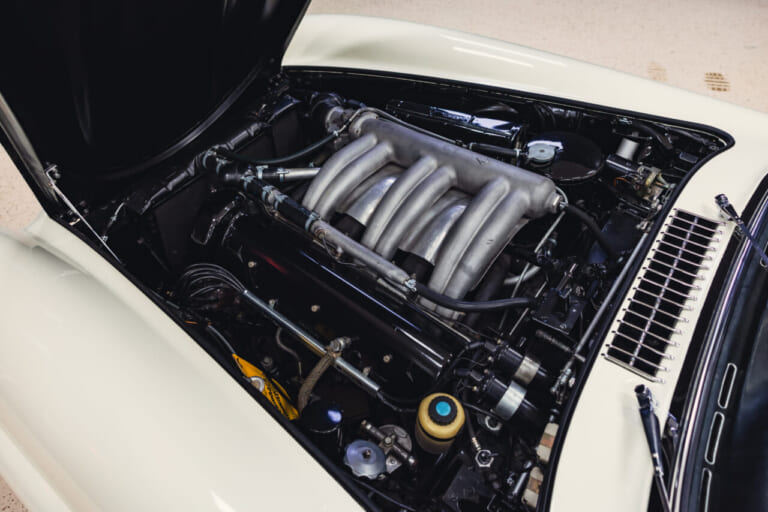 1963年製の、白いボディのメルセデス・ベンツ300 SLロードスターのエンジンルーム｜「見た目はエレガントなデザインだが…」一皮めくるととんでもない性能！ 63年前に作られた究極のストリート・レーサー［メルセデス・ベンツ 300SL］を紐解く